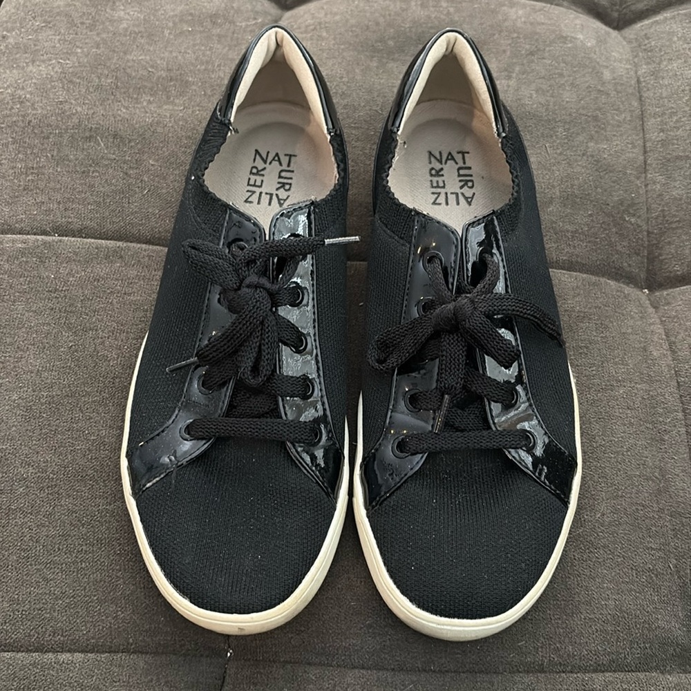 Naturalizer Women’s Morrison black and white sneaker Size 9 Wide